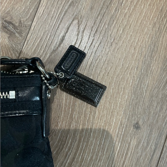 Coach Poppy Signature crossbody swing pack in black - Picture 7 of 8